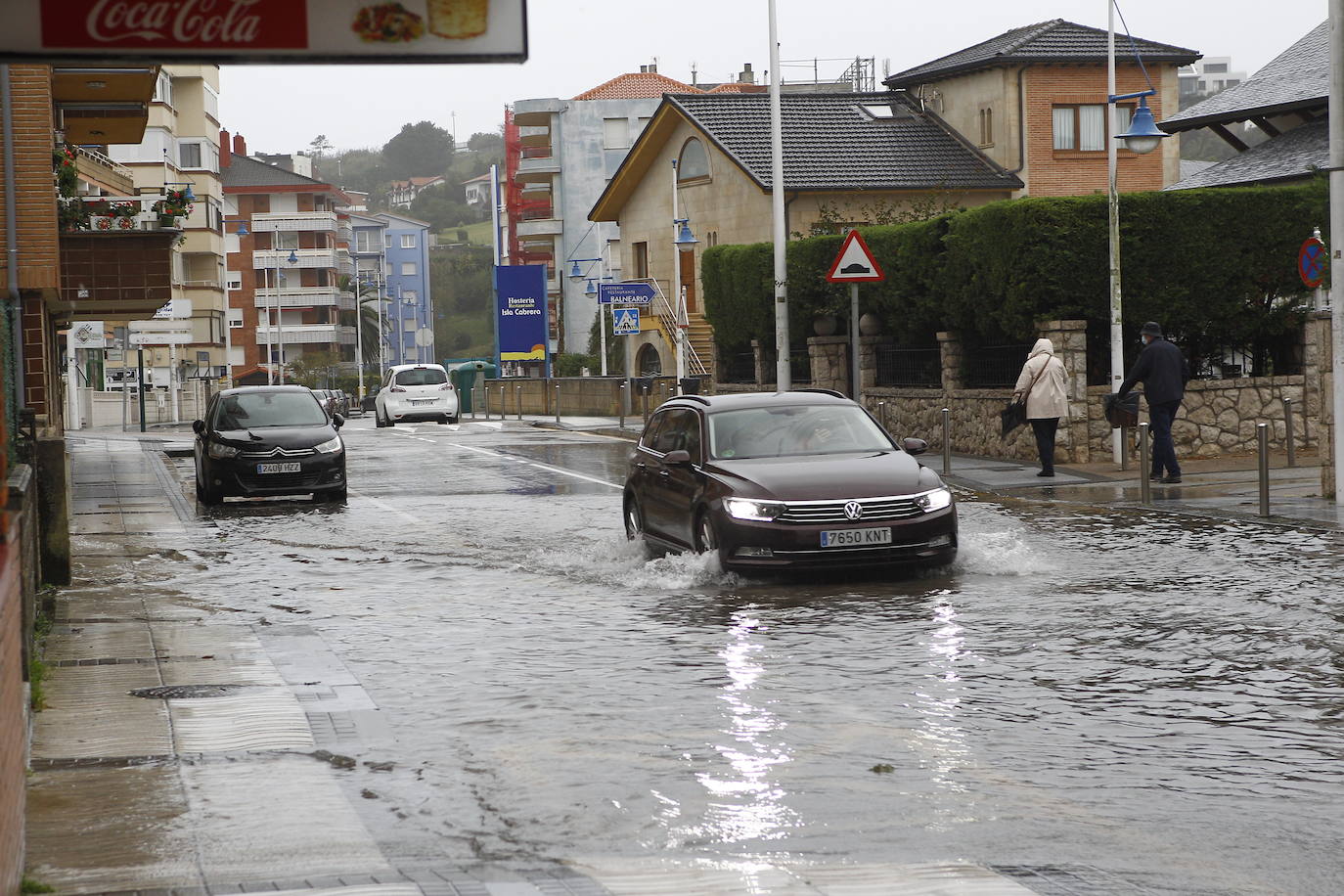 La borrasca Álex ha dejado diversas incidencias en la región donde el mar está muy revuelto y sigue lloviendo. En esta galería puede ver imágenes de este sábado de Comillas, Suances y Laredo.