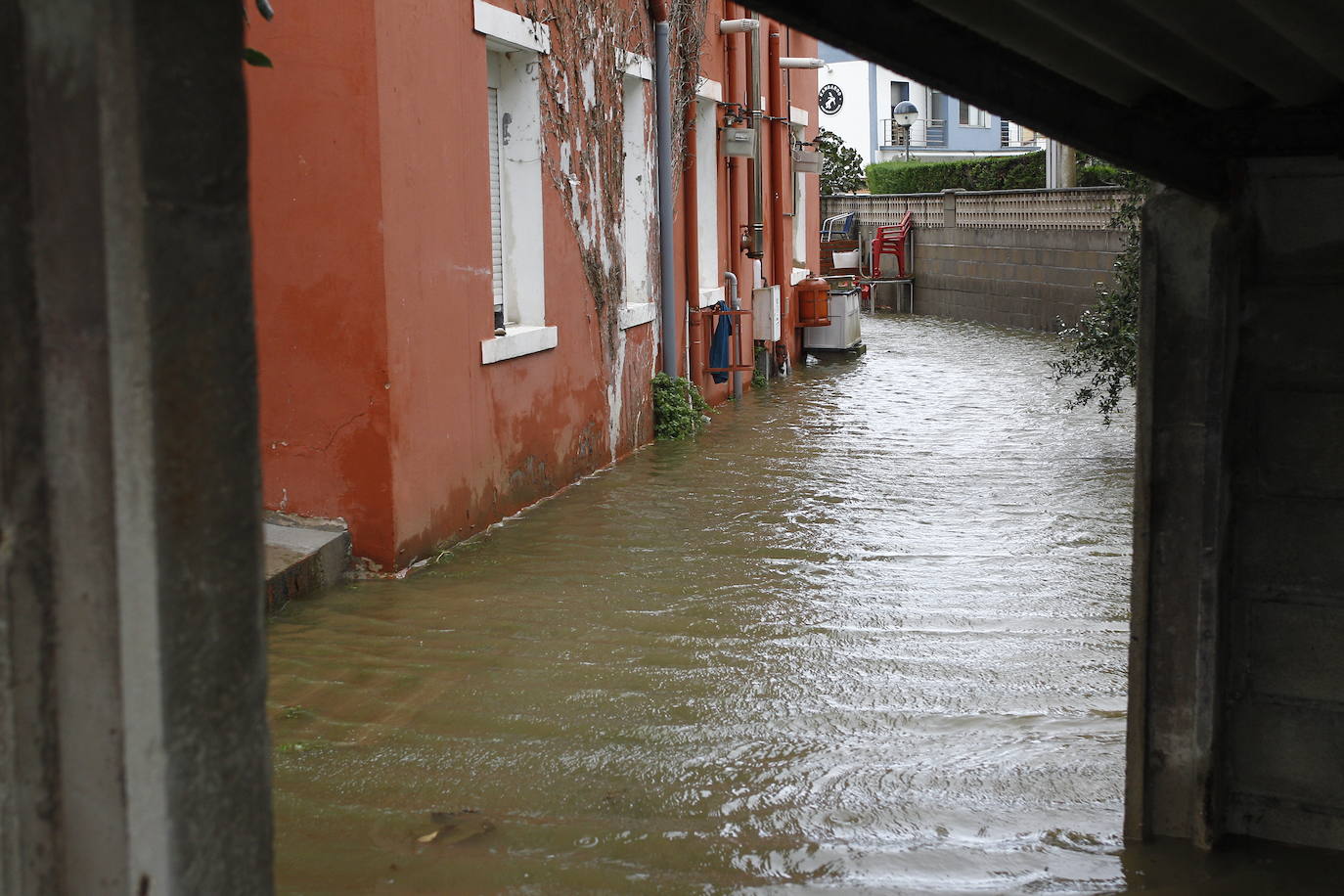 La borrasca Álex ha dejado diversas incidencias en la región donde el mar está muy revuelto y sigue lloviendo. En esta galería puede ver imágenes de este sábado de Comillas, Suances y Laredo.