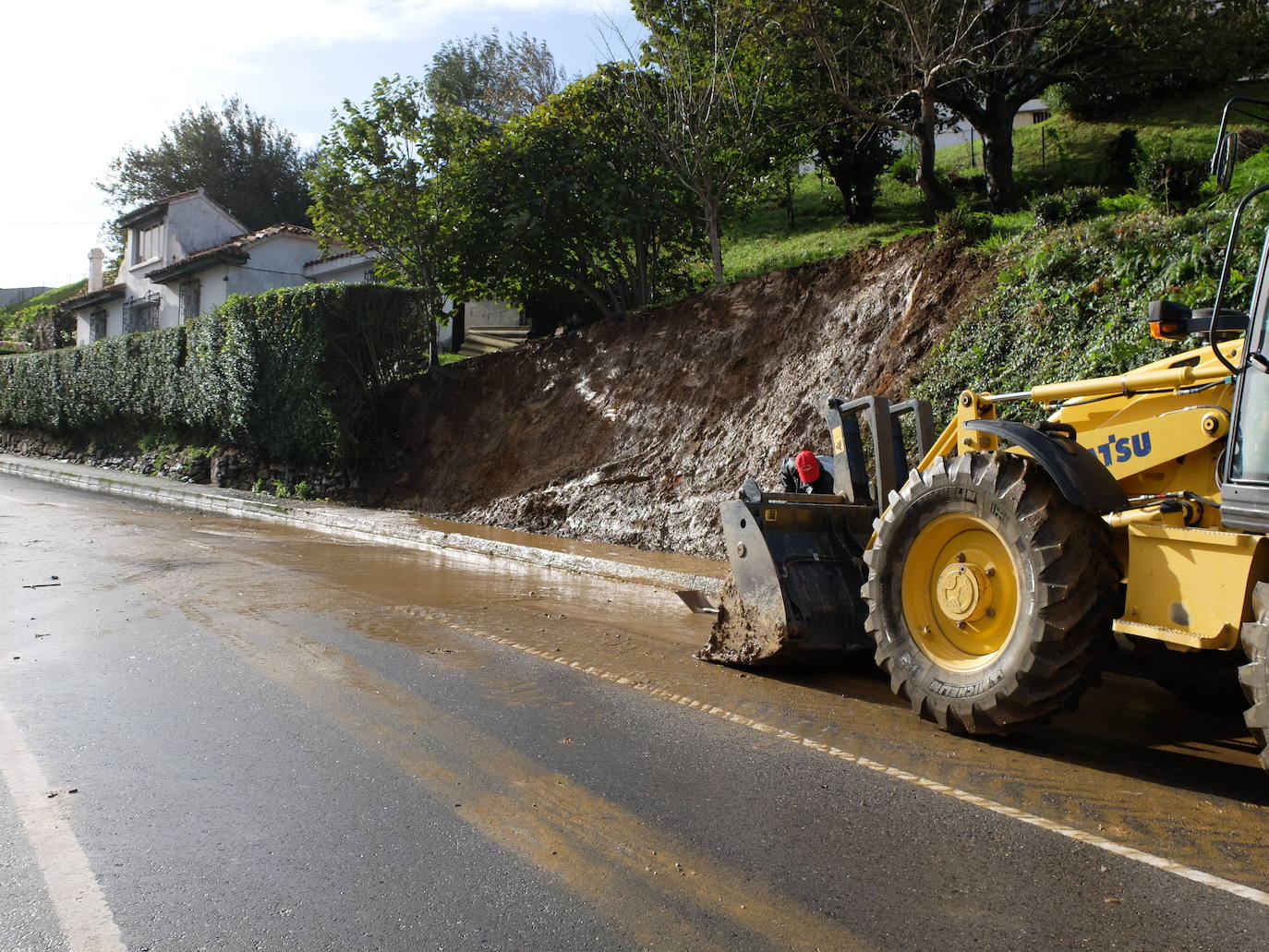 La borrasca Álex ha dejado diversas incidencias en la región donde el mar está muy revuelto y sigue lloviendo. En esta galería puede ver imágenes de este sábado de Comillas, Suances y Laredo.