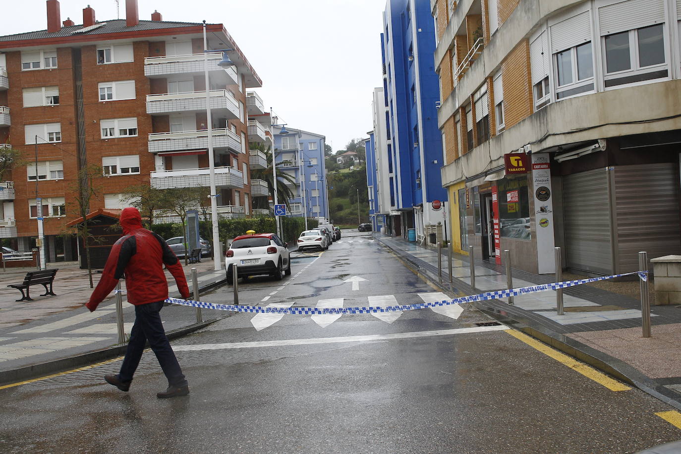 La borrasca Álex ha dejado diversas incidencias en la región donde el mar está muy revuelto y sigue lloviendo. En esta galería puede ver imágenes de este sábado de Comillas, Suances y Laredo.