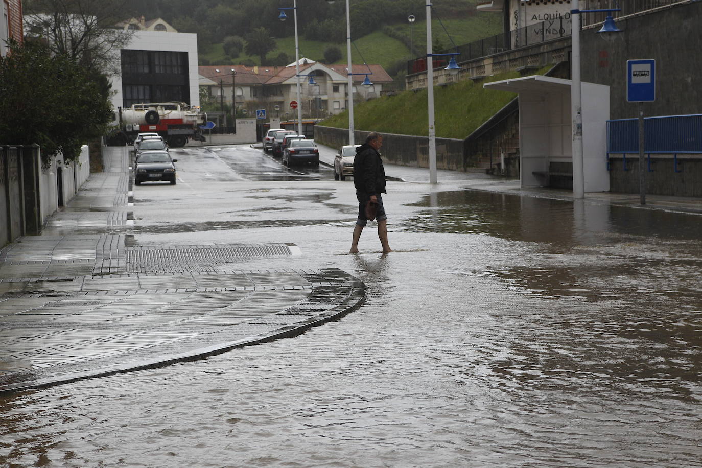 La borrasca Álex ha dejado diversas incidencias en la región donde el mar está muy revuelto y sigue lloviendo. En esta galería puede ver imágenes de este sábado de Comillas, Suances y Laredo.