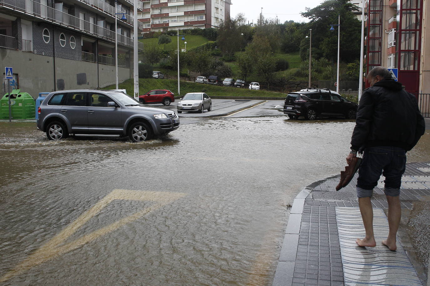 La borrasca Álex ha dejado diversas incidencias en la región donde el mar está muy revuelto y sigue lloviendo. En esta galería puede ver imágenes de este sábado de Comillas, Suances y Laredo.