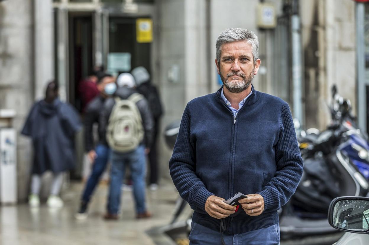 El concejal de Santander Javier Ceruti posa en el entorno del Ayuntamiento de la capital cántabra.