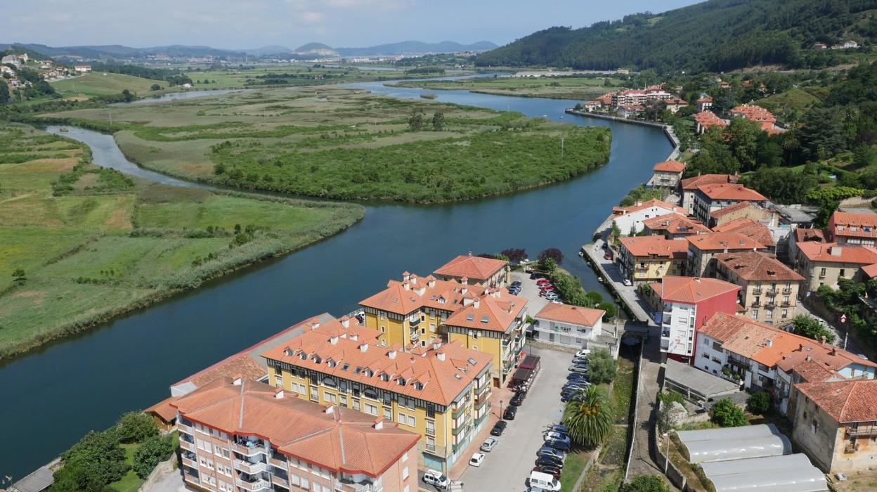 Imagen aérea de la ría del Asón a su paso por el municipio de Limpias. 