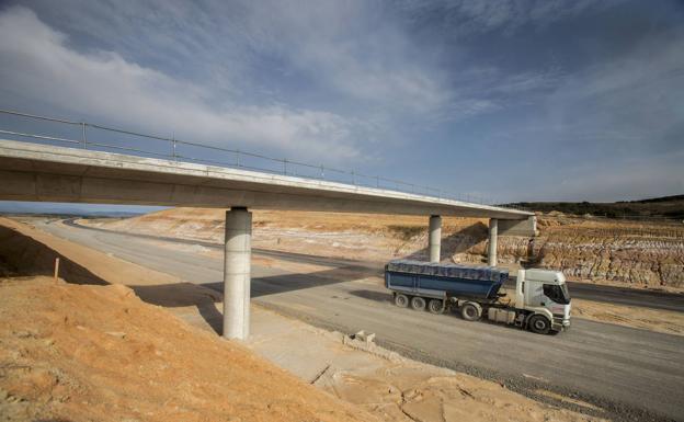 Un camión pasa por debajo de un puente. Casi todas las grandes estructuras del tramo Báscones-Pedrosa están ya finalizadas.