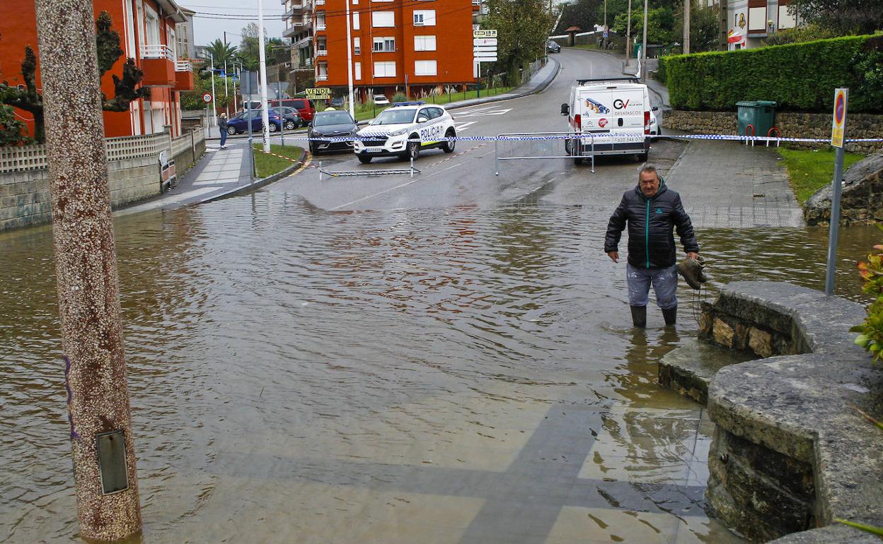 Una gran balsa obligó a cerrar el tráfico en una céntrica calle de la parte baja de Suances. Esta imagen se ha repetido una decena de veces en los últimos tres años.