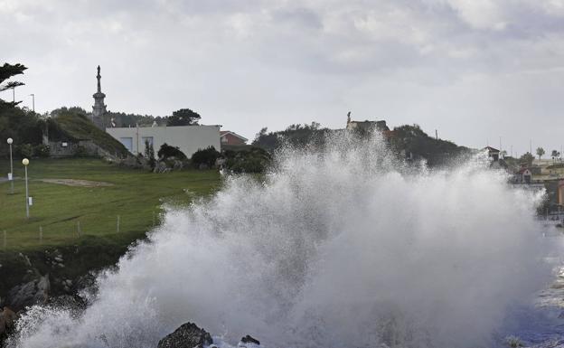 Imagen. Una ola rompe contra una zona de acantilados de la localidad de Comillas en la mañana de ayer.