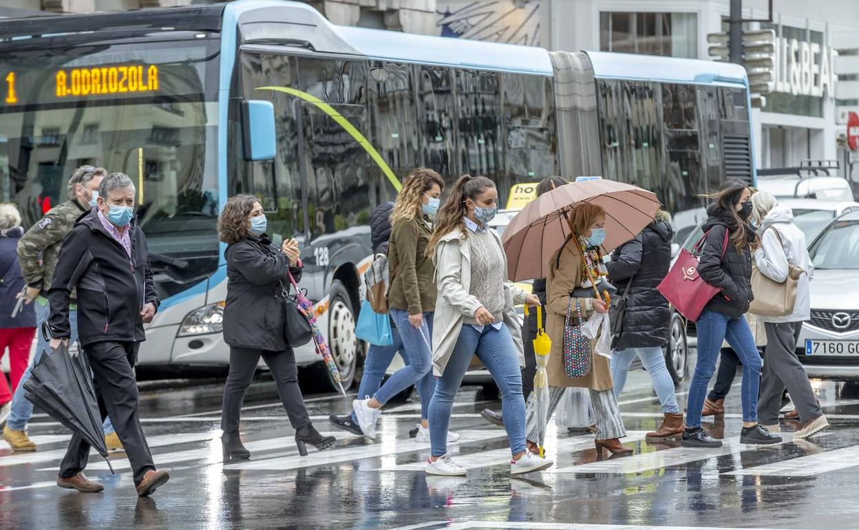 Vecinos de Santander, en el centro de la ciudad que desde el confinamiento del edificio de Nicolás Salmerón, en julio, no ha vuelto a registrar otro rebrote importante. 