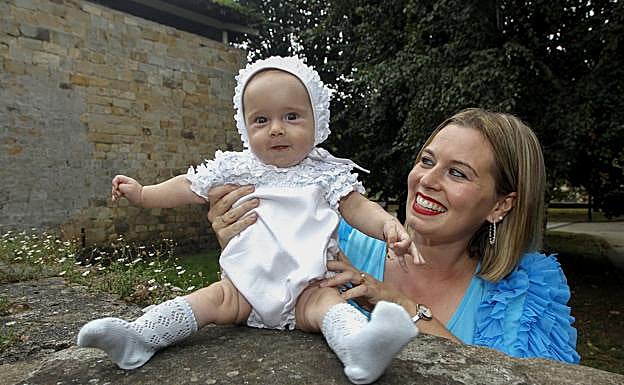 María Gómez posa junto a su hijo Hugo que nació el pasado 16 de abril.