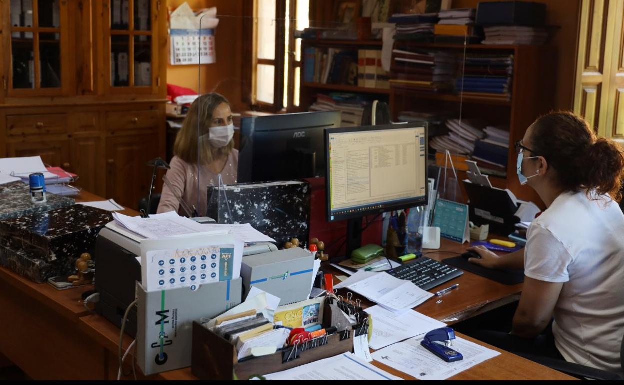 Dos empleadas del Ayuntamiento de Potes, trabajando en las oficinas municipales.