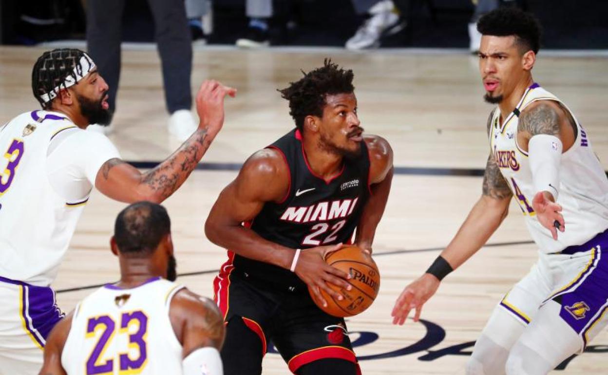 Jimmy Butler, entre tres jugadores de los Lakers. 