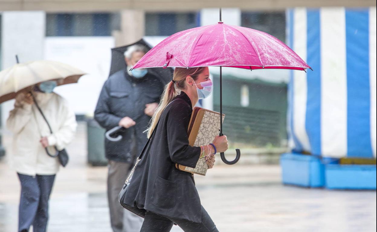 Sanidad avisa del riesgo de los espacios cerrados tras otros 61 casos positivos en Cantabria