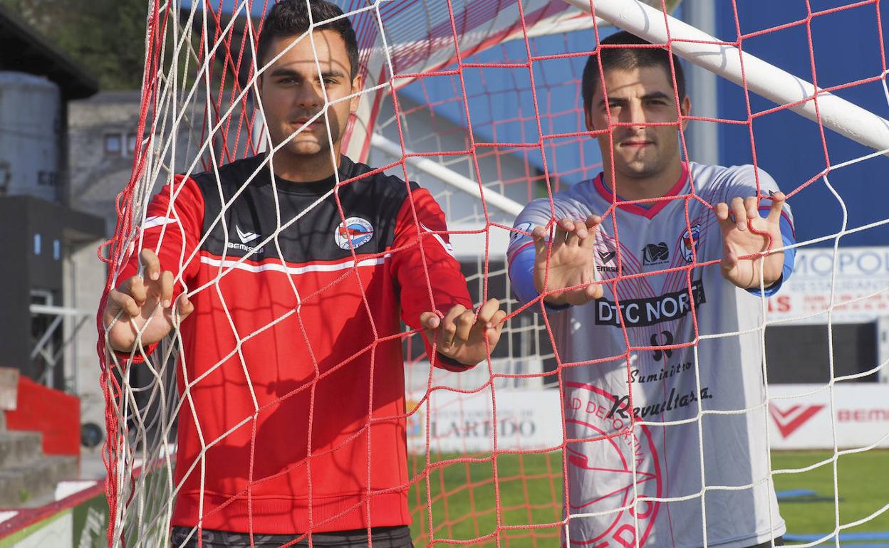 David Puras, a la izquierda, y Rafa Pedrero, a la derecha, luchan por la titularidad bajo palos en el Charles.