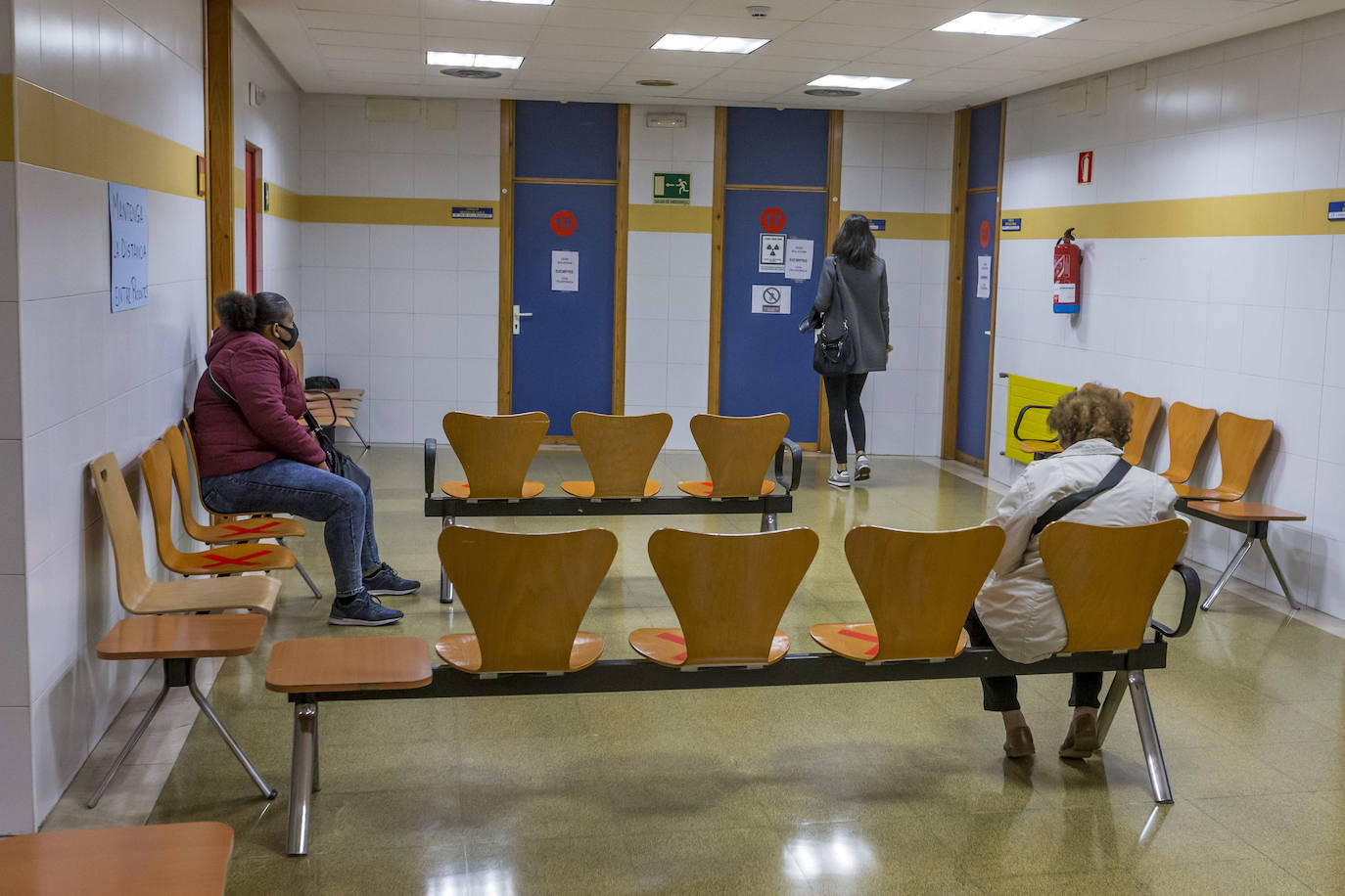 Largas colas en los centros de salud de toda Cantabria.