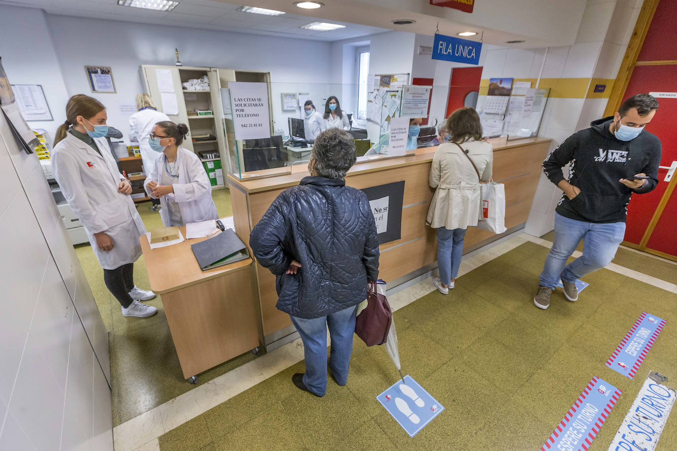 Largas colas en los centros de salud de toda Cantabria.