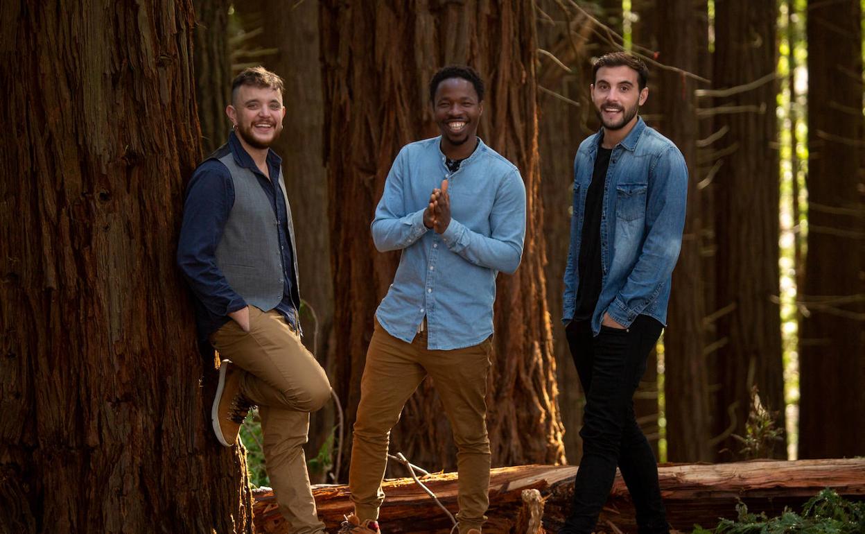 Lucas Bárcena, Brahima Diabate y Daniel Torres, miembros del grupo de rumba y afrofolk Tribubu.