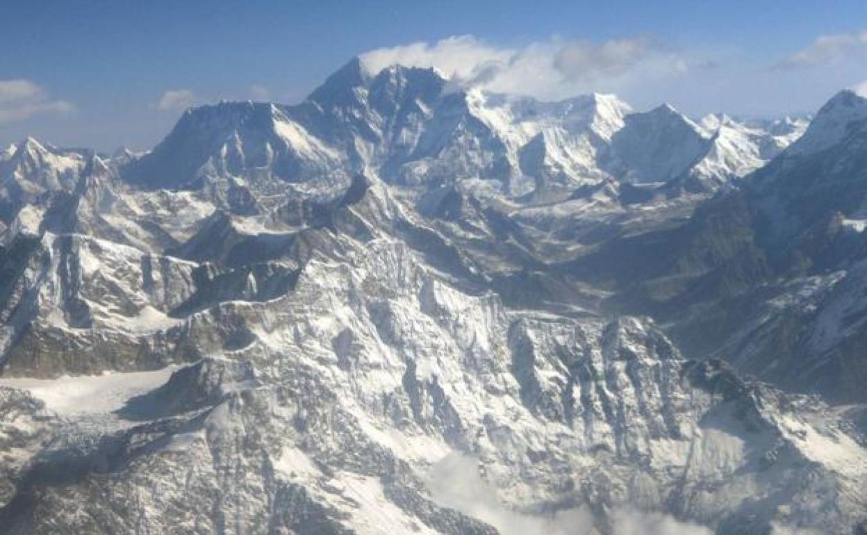 Vistas aéreas del Monte Everest y de la cordillera del Himalaya. 