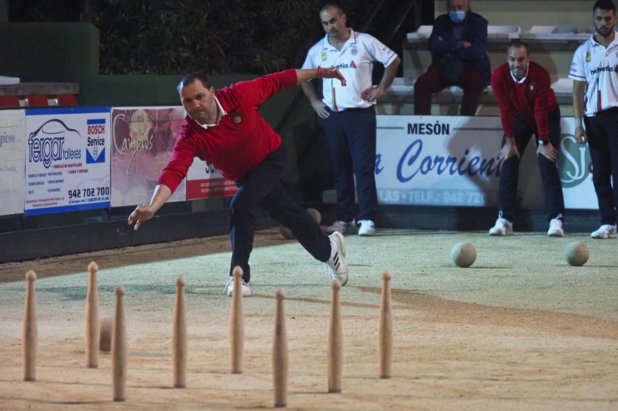 Alfonso Díaz birla durante el partido de ayer con Benito Fernández, David Penagos y Pablo Fernández al fondo. 