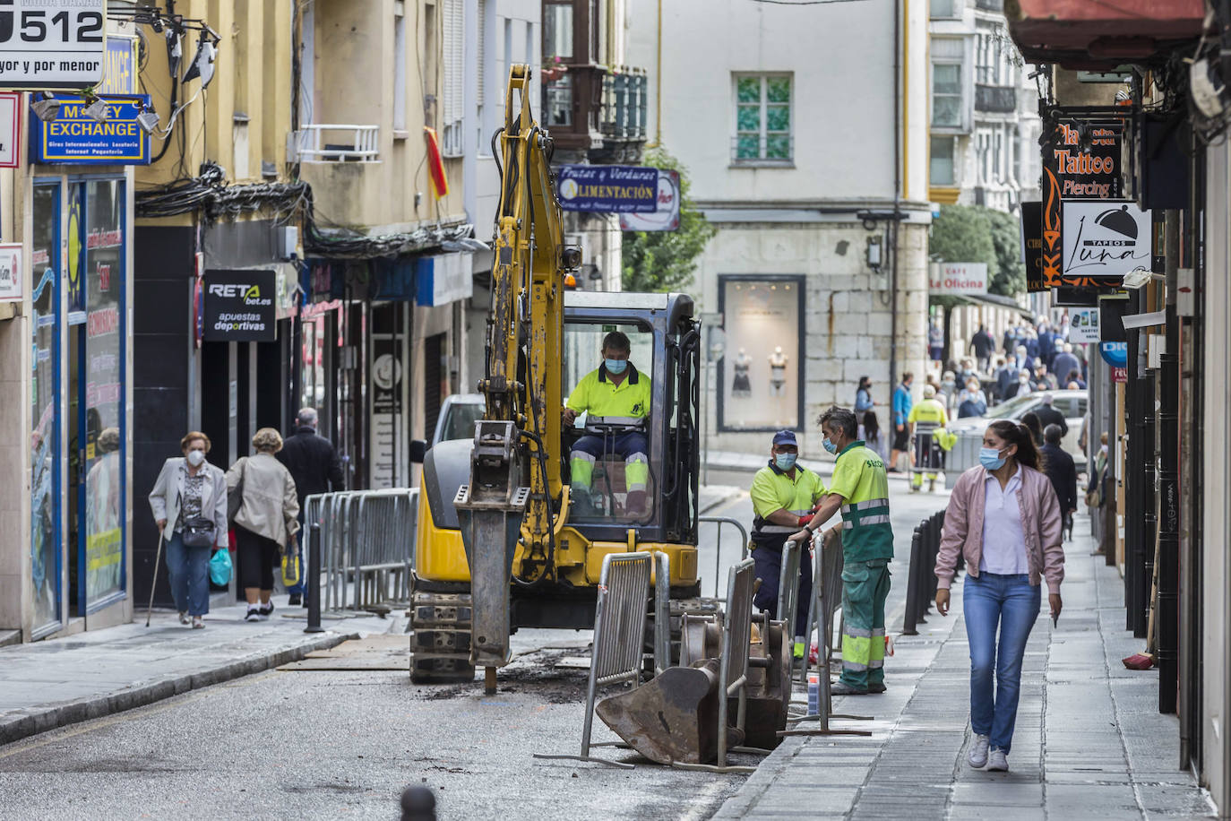 Ya han comenzado las obras para la peatonalización de la calle San Luis en Santander.