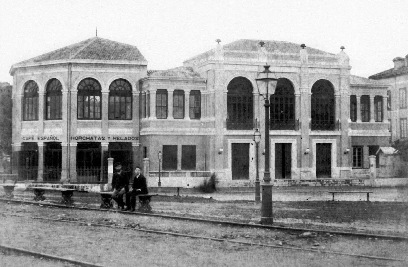 Foto antigua del Gran Casino del Sardinero inaugurado en 1901. En un lateral se aprecia una cafetería en la que vendían horchatas y helados.