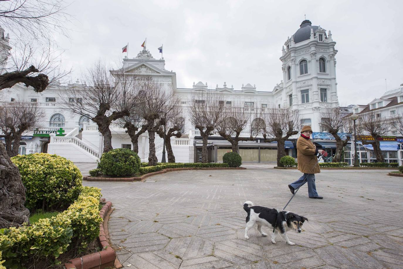 Enero de 2015. Vista de la plaza de Italia, Casino y cafetería Lisboa, en Santander 