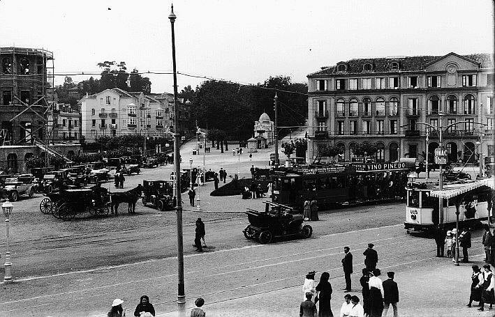 Fotografía antigua de El Sardinero, donde se puede apreciar el paso del tranvía y de los carros de caballos; el Hotel Sardinero; y la construcción del Casino (a la izquierda).