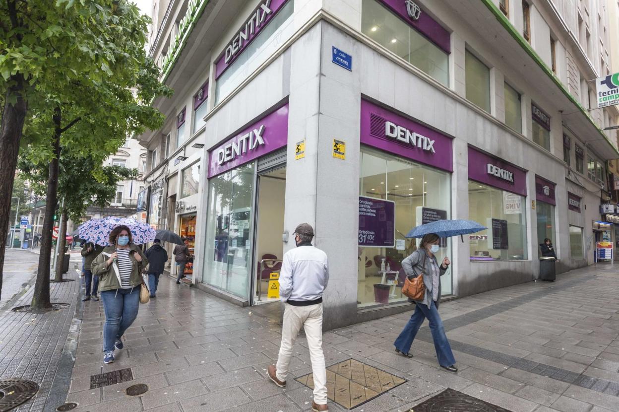 El local de la clínica Dentix, en la calle Calvo Sotelo de Santander, se encuentra abierto al público. 