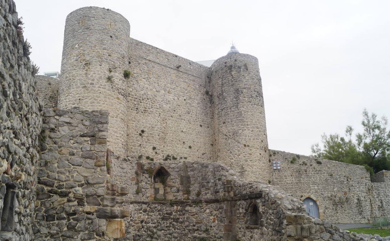Castillo-faro de Castro Urdiales, lugar que alberga exposiciones y representaciones teatrales.
