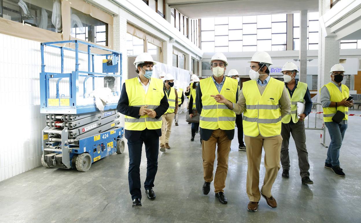 Jaime González y Francisco Martín, durante la visita a la remozada Estación Marítima de Santander.