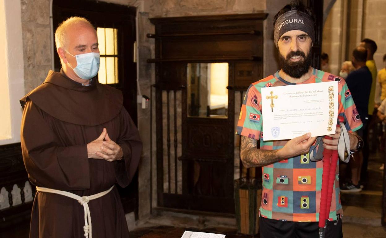 Roberto Rebollo, en el Monasterios de Santo Toribio, tras lograr su anterior reto.