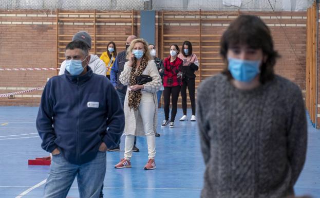 Galería. Los vecinos hacen cola para las pruebas.