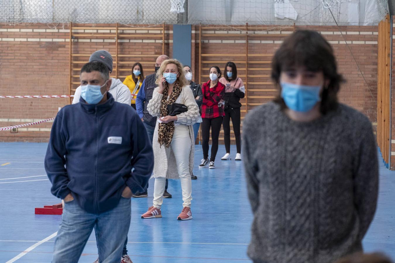 Sanidad ha instalado un punto para realizar pruebas PCR masivas en el polideportivo de Selaya para intentar atajar así el brote de covid surgido en los últimos días.