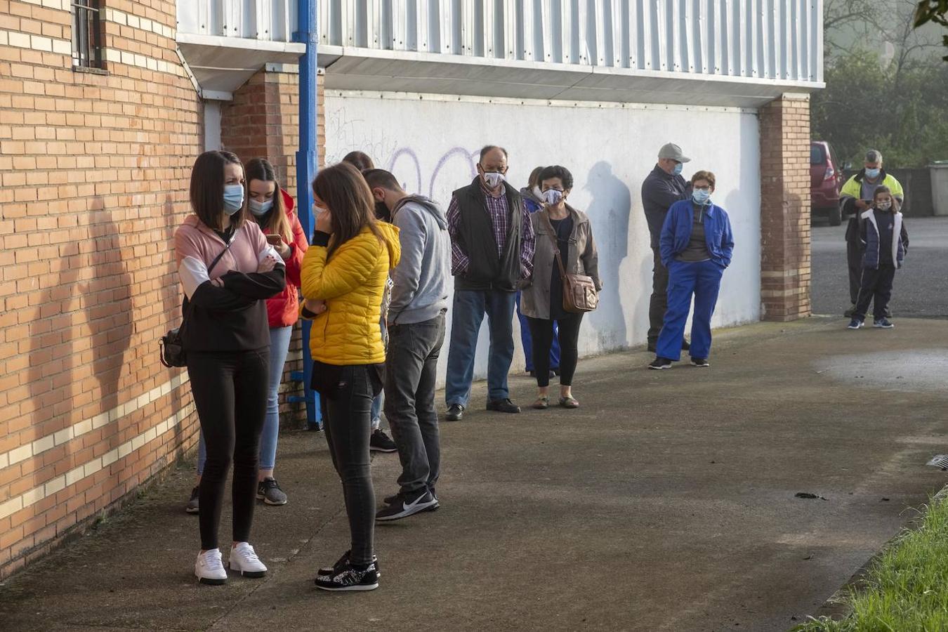 Sanidad ha instalado un punto para realizar pruebas PCR masivas en el polideportivo de Selaya para intentar atajar así el brote de covid surgido en los últimos días.