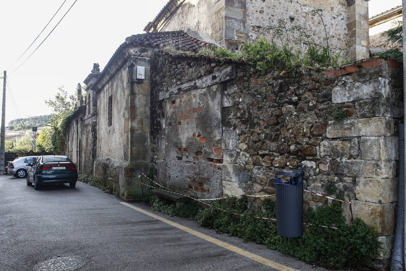 Las calles de Ganzo están invadidas por la suciedad y la maleza, denuncian los vecinos.