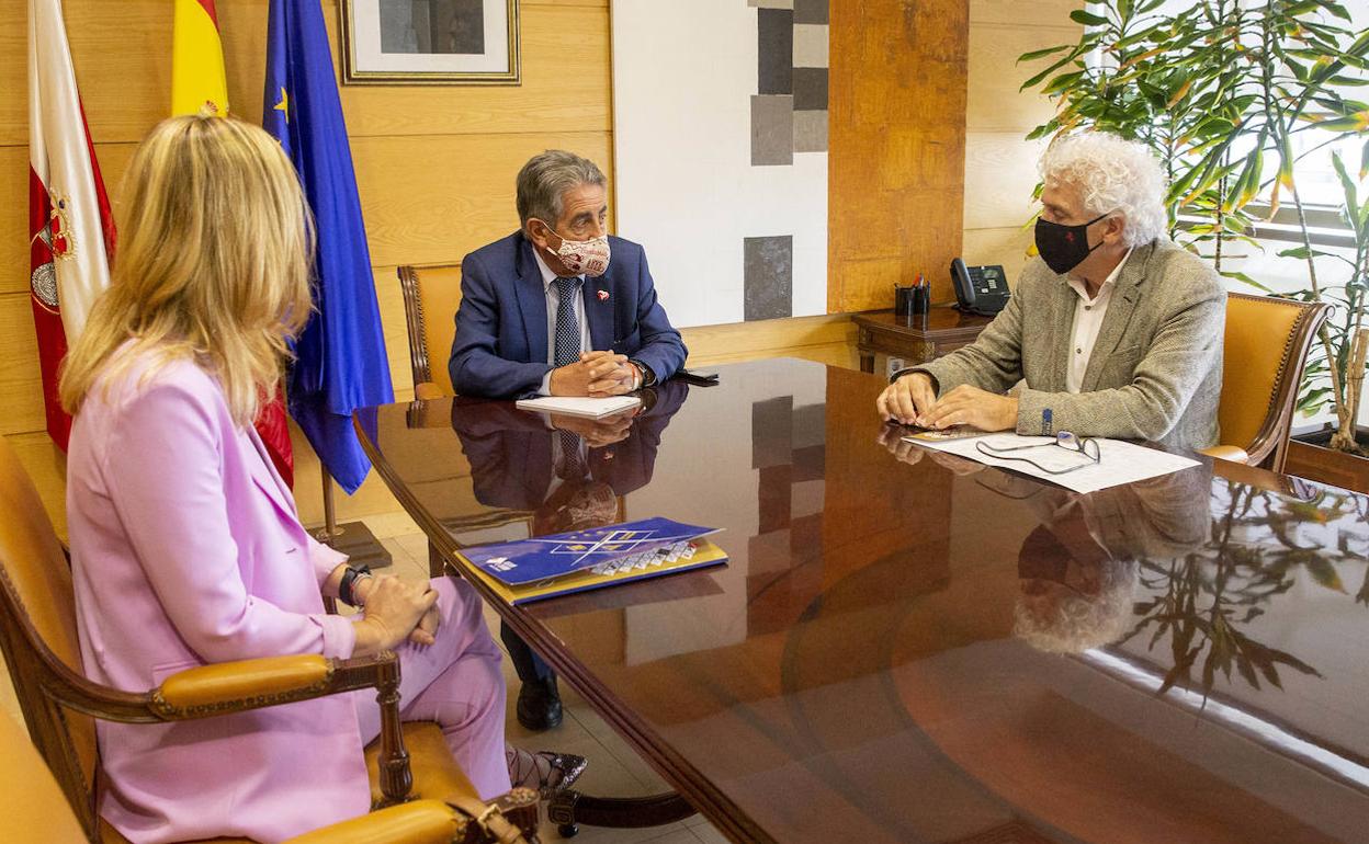 Revilla y Ángel Cuevas, durante la reunión mantenida este viernes en la sede del Gobierno de Cantabria.