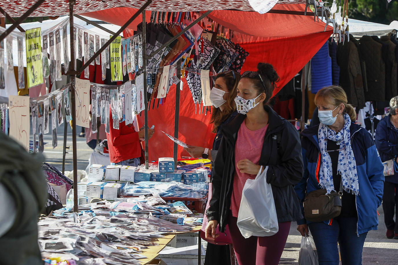 Las mascarillas son un producto muy buscado en el mercadillo de los jueves de Torrelavega y en otros mercadillos de de la región. 