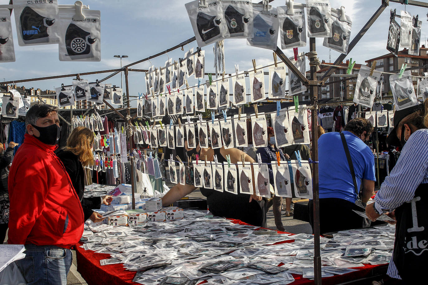 Las mascarillas son un producto muy buscado en el mercadillo de los jueves de Torrelavega y en otros mercadillos de de la región. 