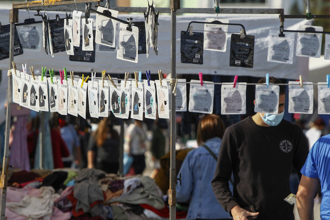 Las mascarillas son un producto muy buscado en el mercadillo de los jueves de Torrelavega y en otros mercadillos de de la región. 