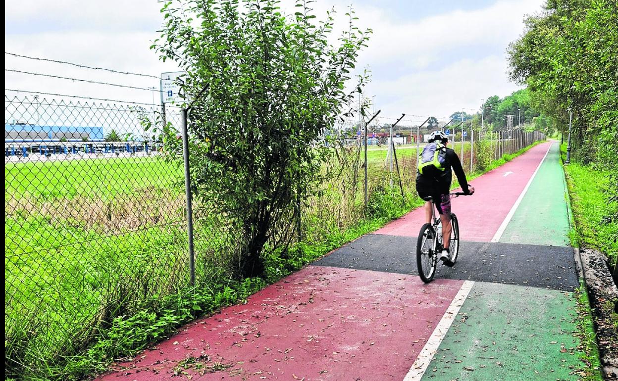 Un ciclista circula por una de las zonas adecuadas tras las labores, ayer, en el carril bici de Parayas.
