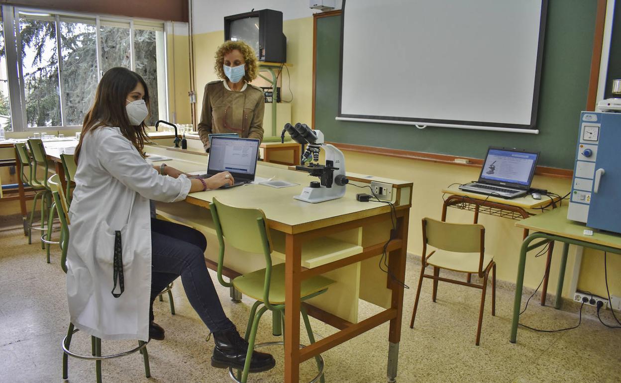 La tutora, Marta González, y la directora, Pilar Lobeto, en una reunión en instalaciones del instituto. 