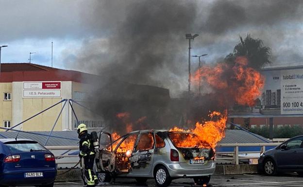 Incendio de un coche en Santander