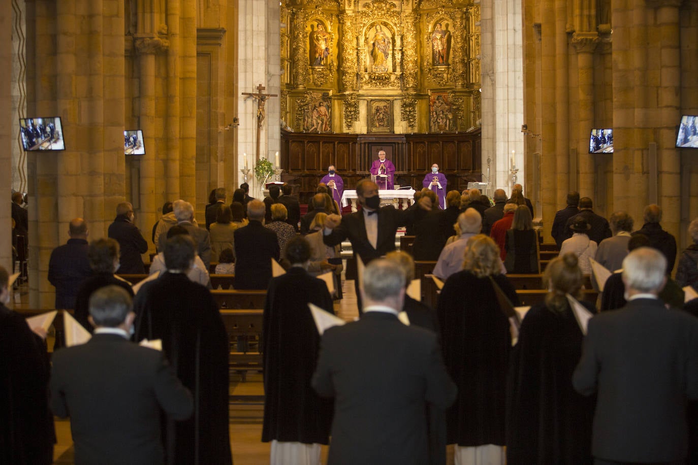 La Catedral de Santander ha celebrado este mediodía una misa en memoria y recuerdo de Vital Alsar, el primero de los homenajes que la ciudad ha preparado para poner en valor la figura del marino.