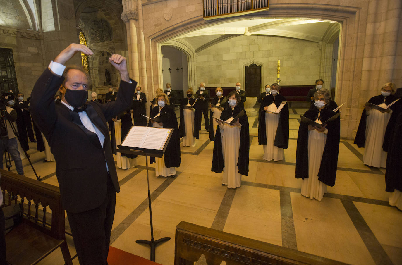 La Catedral de Santander ha celebrado este mediodía una misa en memoria y recuerdo de Vital Alsar, el primero de los homenajes que la ciudad ha preparado para poner en valor la figura del marino.