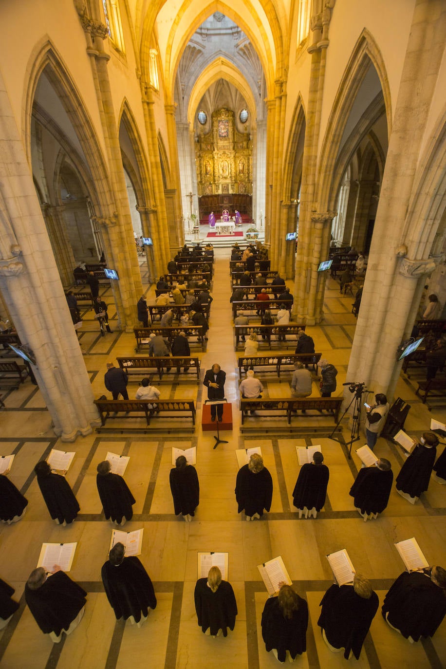 La Catedral de Santander ha celebrado este mediodía una misa en memoria y recuerdo de Vital Alsar, el primero de los homenajes que la ciudad ha preparado para poner en valor la figura del marino.