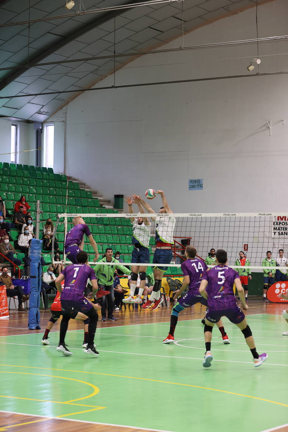 Los cántabros no empiezan la campañade Superliga con buen pie en su pabellón y caen ante el cuadro balear