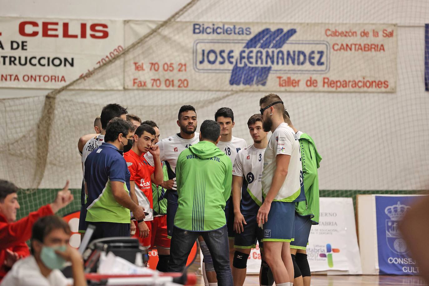 Los cántabros no empiezan la campañade Superliga con buen pie en su pabellón y caen ante el cuadro balear