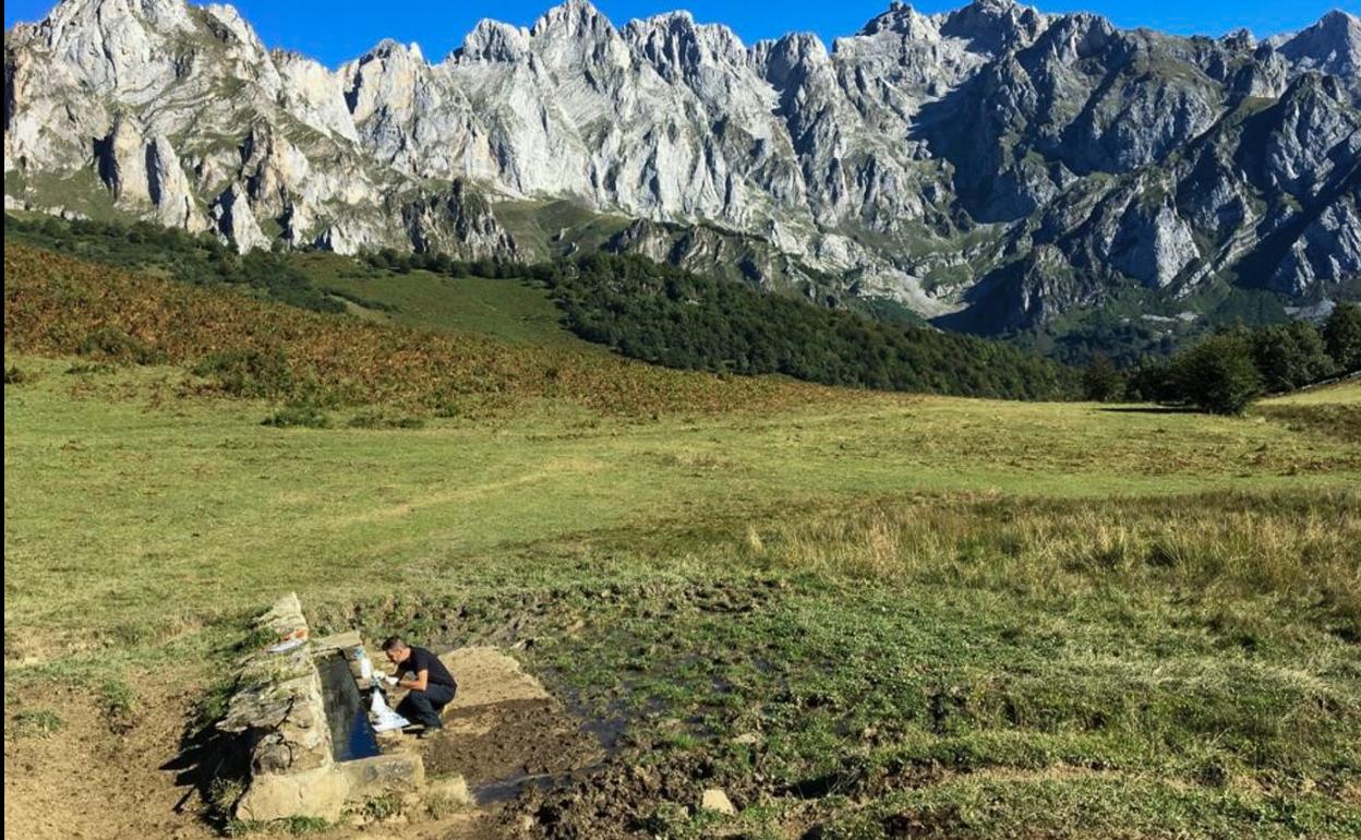 Uno de los investigadores, en un muestreo de abrevaderos este verano en Picos de Europa.