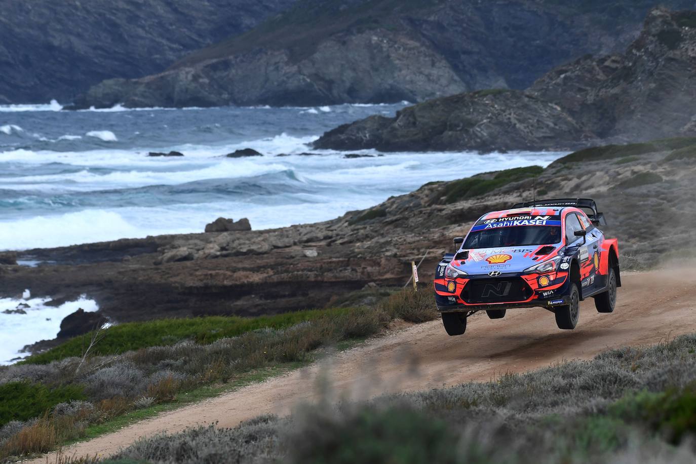 El cántabro Dani Sordo (Hyundai) ganó este domingo, por segundo año consecutivo, el Rally de Cerdeña, sexta de las ocho mangas del Mundial de rallies (WRC), en una prueba en que su compañero belga Thierry Neuville fue segundo y el francés Sébastien Ogier (Toyota) terminó tercero.