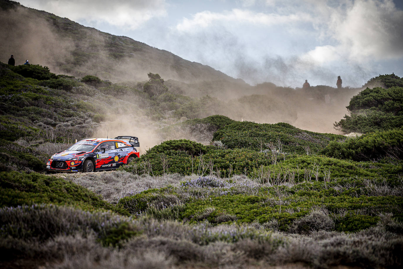 El cántabro Dani Sordo (Hyundai) ganó este domingo, por segundo año consecutivo, el Rally de Cerdeña, sexta de las ocho mangas del Mundial de rallies (WRC), en una prueba en que su compañero belga Thierry Neuville fue segundo y el francés Sébastien Ogier (Toyota) terminó tercero.