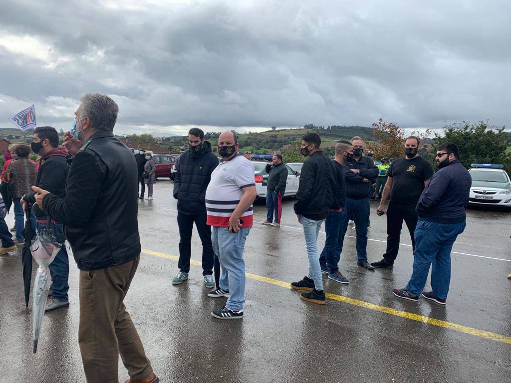 La Coordinadora Meruelo Sin Okupas ha celebrado este domingo la manifestación en contra de las ocupaciones ilegales de viviendas en el municipio que estaba prevista para el pasado 26 de septiembre pero que tuvo que aplazarse por motivos climatológicos. En la manifestación los vecinos han llevado banderas, pegatinas y mascarillas repartidas con motivo de la cita anteriormente prevista. También se ha leído un manifiesto en contra de las ocupaciones en Meruelo y toda España.